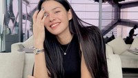 Ngemil burnt cheesecake, Susan pasang pose cantik ketika makan di salah satu restoran ternama di sana. Foto: Instagram @susansameh