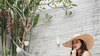Liburan di Bali, Susan pilih menu floating breakfast. Menunya ada aneka roti, telur, teh hingga jus buah. Foto: Instagram @susansameh