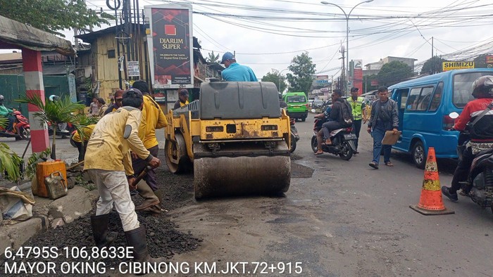 Dinas Bina Marga melakukan pengerjaan perbaikan di dekat es ITC Cibinong, Jl Mayor Oking, Kabupaten Bogor. (Dok DBMPR Jawa Barat)