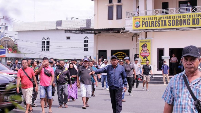 Dituduh Menculik Anak, Wanita di Sorong Dibakar dan Meninggal Babinsa Koramil Sorong bersama sejumlah petugas Kepolisian berjaga di kamar Jenazah RSUD Sele Be Solu Kota Sorong, Papua Barat Daya, Selasa (24/1/2023). Satu orang perempuan tewas usai dibakar hidup-hidup oleh warga di kompleks Kokoda Kilometer 8 Kota Sorong, Papua Barat Daya akibat isu penculikan anak. ANTARA FOTO/Olha Mulalinda/hp.