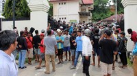 Bayu menyebut peristiwa itu terjadi di Kompleks Kokoda KM 8, Sorong Timur, Kota Sorong sekitar pukul 06.30 WIT pagi tadi. Dalam foto dan video beredar yang dilihat detikcom, sejumlah warga tampak mengerumuni wanita itu yang terlihat babak belur. Wanita itu juga tampak hanya mengenakan celana. Aparat kepolisian pun terlihat mencoba melerai aksi warga tersebut. Namun polisi tak bisa berbuat banyak karena jumlah warga jauh lebih banyak.  