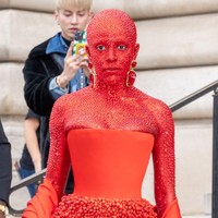 Puisi tersebut mengangkat tentang sembilan lingkaran neraka. Pat lantas menginterpretasikannya dengan tampilan serba merah. Sungguh sebuah kebahagiaan tersendiri bisa berkolaborasi dengan si cantik @DojaCat dan  @DanielRoseberry yang luar biasa untuk tampilan Inferno Doja di koleksi @Schiaparellis FW23 Haute Couture, tulis Pat. (Foto: Getty Images)