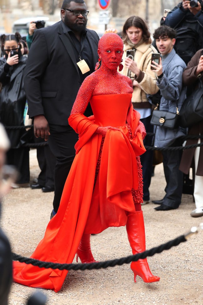 Doja Cat kembali menghadiri Paris Fashion Week (PFW) dengan penampilan yang anti-mainstream. Setelah menjelma sebagai manusia bronze di PFW Spring 2023 Oktober lalu, rapper asal AS itu tampil serba merah saat menyambangi peragaan koleksi adibusana rumah mode Schiaparelli di Le Petit Palais yang digelar sebagai pembuka PFW Haute Couture Spring-Summer 2023, Senin (23/1/2023). (Foto: Jacopo Raule/Getty Images)