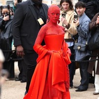 Doja Cat kembali menghadiri Paris Fashion Week (PFW) dengan penampilan yang anti-mainstream. Setelah menjelma sebagai manusia bronze di PFW Spring 2023 Oktober lalu, rapper asal AS itu tampil serba merah saat menyambangi peragaan koleksi adibusana rumah mode Schiaparelli di Le Petit Palais yang digelar sebagai pembuka PFW Haute Couture Spring-Summer 2023, Senin (23/1/2023). (Foto: Jacopo Raule/Getty Images)