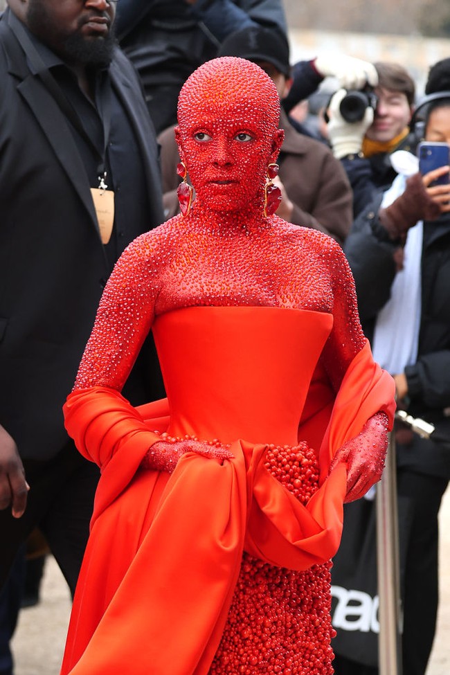 Tak sekadar outfit-nya yang merah. Tubuh Doja Cat juga muncul dalam warna tersebut. Bahkan, hampir sekujur tubuh pelantun Need To Know it u dihiasi sekitar 30.000 kristal Swarovski berwarna merah. (Foto: Getty Images)