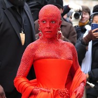 Tak sekadar outfit-nya yang merah. Tubuh Doja Cat juga muncul dalam warna tersebut. Bahkan, hampir sekujur tubuh pelantun Need To Know it u dihiasi sekitar 30.000 kristal Swarovski berwarna merah. (Foto: Getty Images)
