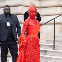 Kesabaran dan dedikasinya untuk duduk saat aku dan tim berkreasi selama empat jam 58 menit, dibungkus 30.000 kristal Swarovski yang ditempel secara manual, benar-benar inspiratif, ungkap Pat McGrath kepada Vogue. Di Instagram, ia menyebut hasil akhirnya sebagai sebuah mahakarya yang ajaib dan memukau penuh kegemerlapan. (Foto: Marc Piasecki/WireImage)