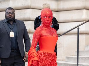 Foto: Totalitas Doja Cat Demi Eksis di PFW, Tubuh Ditempel 30 Ribu Kristal