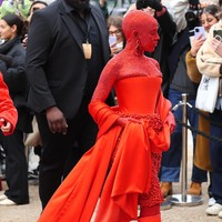 Adalah makeup artist kondang Pat McGrath dan timnya yang berada di balik riasan dramatis tersebut. Ia mengungkapkan, setidaknya butuh waktu hampir lima jam untuk menempel satu per satu kristal tersebut di tubuh Doja Cat. (Foto: Jacopo Raule/Getty Images)