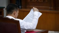 Mantan ajudan Kadiv Propam Polri Ferdy Sambo itu menangis dan menyatakan dirinya tak pernah tahu rencana pembunuhan Yosua.