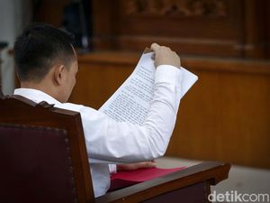 Ricky Rizal Minta Dibebaskan dari Tuntutan 8 Tahun Bui