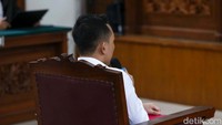 Tidak pernah terbayangkan sedikitpun ada kejadian pada malam hari 7 Juli 2022 di rumah Magelang yang selanjutnya membuat saya dituduh melakukan bentuk perbuatan melawan hukum sehingga membuat saya harus duduk di sini di hadapan Yang Mulia Majelis Hakim untuk membacakan nota pembelaan/pleidoi pada hari ini. Pengamanan senjata api dianggap oleh Penuntut Umum sebagai bagian dari perencanaan pembunuhan terhadap almarhum Nopriansyah Yosua Hutabarat, ujar Ricky.