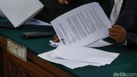 Ricky menjelaskan alasan dirinya mengamankan senjata karena mengetahui keributan antara Yosua dengan Kuat Maruf. Dia mengatakan pengamanan senjata itu dilakukan karena merasa dirinya sebagai senior memiliki tanggung jawab lebih besar.