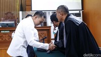 Ricky diyakini jaksa melanggar Pasal 340 KUHP juncto Pasal 55 ayat 1 ke-1 KUHP.