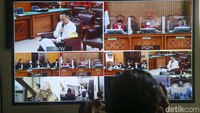 Bripka Ricky Rizal membacakan nota pembelaan atau pleidoi atas tuntutan 8 tahun penjara dalam sidang di PN Jaksel, Selasa (24/1/2023).