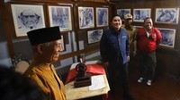 Erick Thohir mengelilingi setiap ruangan dan mengamati isi rumah. 