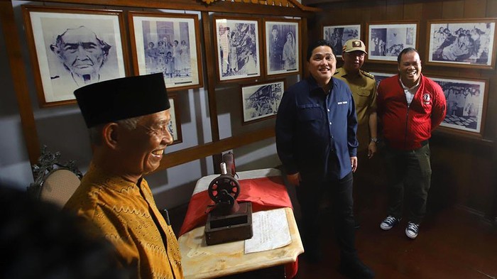 Menteri BUMN Erick Thohir mengunjungi rumah pengasingan Bung Karno yang terletak di Kelurahan Anggut Atas Kota Bengkulu, Selasa (24/1/2023).