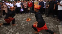 Kesenian daerah menyambut kedatangan Erick Thohir.