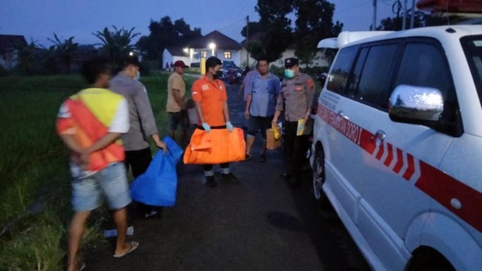 Evakuasi mayat bayi di areal persawahan di Kecamatan Doro, Kabupaten Pekalongan, Selasa (24/1/2023).