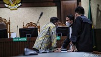 Angin Prayitno didakwa jaksa KPK melakukan tindak pidana pencucian uang (TPPU) untuk menyembunyikan hasil gratifikasi tersebut. Jaksa menyebut total TPPU yang dilakukan Angin Prayitno mencapai Rp 44 miliar.