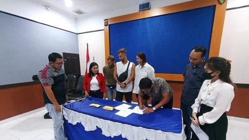 Penyerahan ganti rugi barang terhadap WNA korban fast boat Kebo Iwa Express tenggelam.