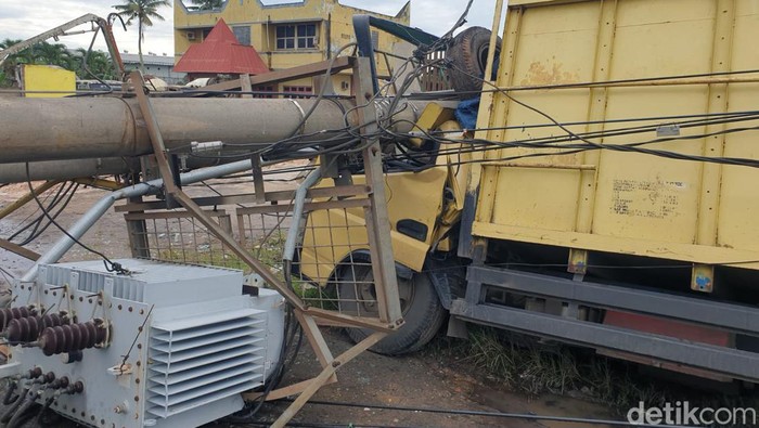 Gardu PLN yang rubuh ditabrak truk pengangkut batu bara di Jambi. (Ferdi Almunanda/detikSumut)
