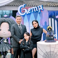 Hadir menemani sang anak, Gading dan Gisel juga terlihat ikut mengenakan busana serba hitam. Ketiganya tampil kompak cosplay sebagai Addams Family. Foto: Instagram/@gisel_la