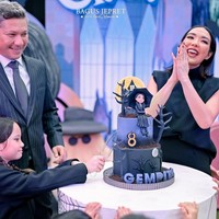 Kue ulang tahunnya pun dibuat unik sesuai dengan tema pesta ulang tahun Gempi. Didominasi warna ungu dan hitam, kue ulang tahun yang terdiri dari dua susun itu dibuat lengkap dengan nama dan usia Gempi saat berulang tahun. Foto: Instagram/@gisel_la