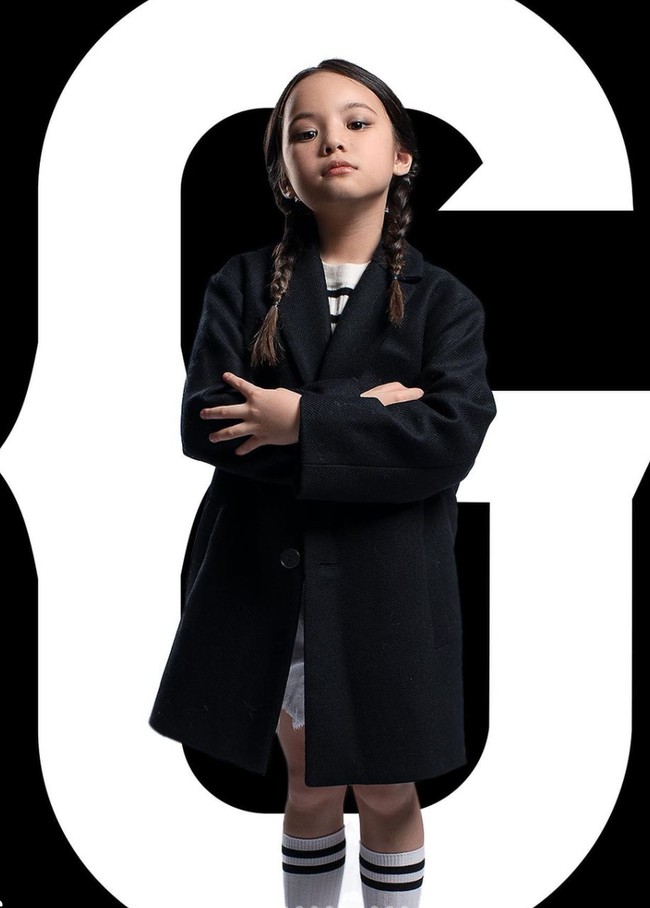 Bergaya ala Wednesday Addams, Gempi tampil mengenakan baju garis-garis yang dipadukan dengan jas hitam panjang. Rambutnya tampak dikepang dua, seperti gaya rambut khas Wednesday. Foto: Instagram/@gisel_la