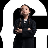 Bergaya ala Wednesday Addams, Gempi tampil mengenakan baju garis-garis yang dipadukan dengan jas hitam panjang. Rambutnya tampak dikepang dua, seperti gaya rambut khas Wednesday. Foto: Instagram/@gisel_la