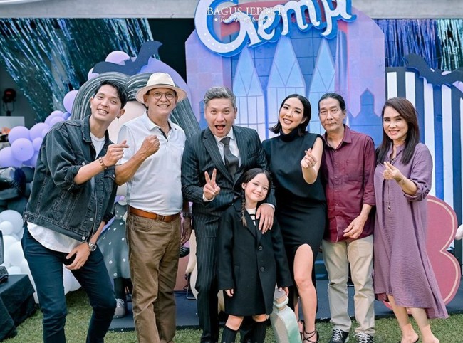 Pesta ulang tahun Gempi berlangsung meriah dan ramai dihadiri oleh anggota keluarga dan para kerabat. Terlihat Roy Marten pun ikut hadir di acara ulang tahun cucu tercintanya. Foto: Instagram/@gisel_la