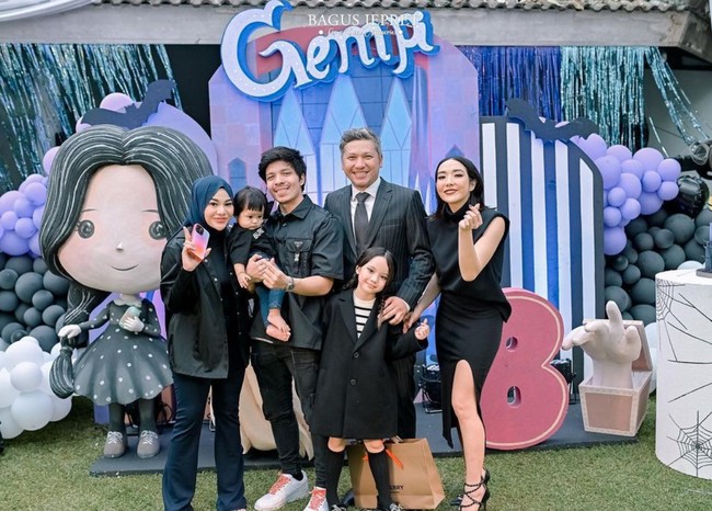 Beberapa rekan artis juga tampak hadir dengan membawa serta anak mereka. Seperti Aurel dan Atta yang membawa Ameena. Keluarga kecil Atta itu juga terlihat kompak berbusana serba hitam. Foto: Instagram/@gisel_la