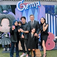 Beberapa rekan artis juga tampak hadir dengan membawa serta anak mereka. Seperti Aurel dan Atta yang membawa Ameena. Keluarga kecil Atta itu juga terlihat kompak berbusana serba hitam. Foto: Instagram/@gisel_la