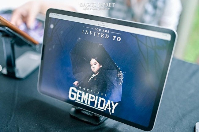 Gempita Nora Marten baru saja merayakan ulang tahun yang ke-8. Uniknya perayaan ultah Gempi tahun ini mengusung tema serial yang tengah populer yang berjudul Wednesday. Foto: Instagram/@gisel_la