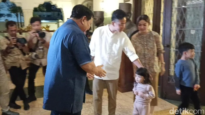 Gibran ditemani istri dan anaknya menyambut Prabowo di Loji Gandrung Solo, Selasa (24/1/2023).