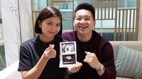 Mantan pebulutangkis ganda putri Indonesia Greysia Polii dan keluarganya kini tengah diselimuti rasa bahagia. Pasalnya, ia resmi mengumumkan kehamilan anak pertama melalui unggahan video di akun Instagramnya @greyspolii. (Foto: YouTube/ Greysiapolii)