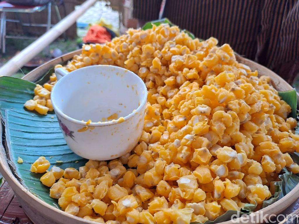 Grontol merupakan makanan jadul yang berbahan dasar jagung. Proses pembuatan makanan ini berawal dari jagung yang dipipil kemudian direndam terlebih dahulu. Setelah itu jagung dikukus. Foto diunggah Selasa (24/1/2023).