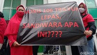 Mereka kecewa dengan vonis lepas untuk Henry Surya.