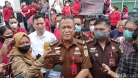 Padahal jaksa sebelumnya menuntut Henry Surya dengan 20 tahun bui dan denda Rp 200 miliar subsider 1 tahun kurungan. 