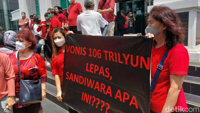 Henry Surya Divonis Bebas, Nasabah Protes Keras Henry Surya divonis lepas dalam kasus penipuan dan penggelapan dana Koperasi Simpan Pinjam (KSP) Indosurya. Korban KSP Indosurya pun kecewa.