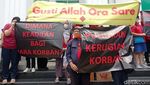 Deretan Spanduk Menohok Vonis Lepas Henry Surya: Ada yang Masuk Angin