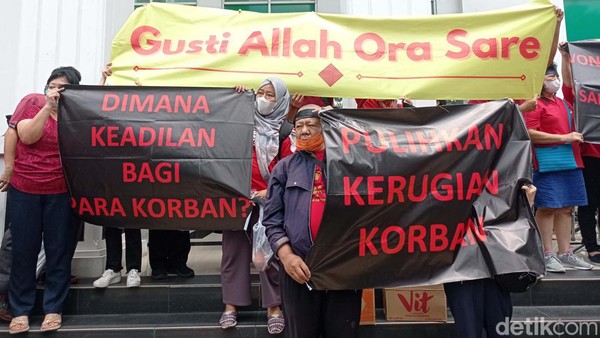 Deretan Spanduk Menohok Vonis Lepas Henry Surya: Ada yang Masuk Angin