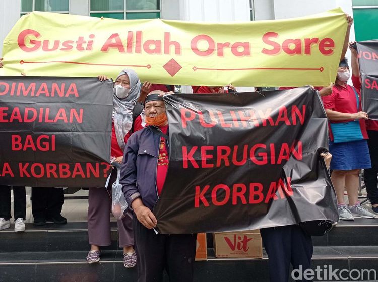 Deretan Spanduk Menohok Vonis Lepas Henry Surya: Ada yang Masuk Angin