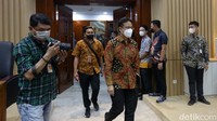 Menteri Kesehatan RI Budi Gunadi Sadikin saat memasuki ruang rapat.