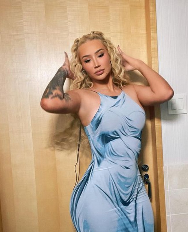 Begitu saya melihat lagi omongan dangkal tentang apa artinya memiliki OnlyFans, saya menyadari itu adalah platform yang sempurna untuk meluncurkan konsep multimedia. Saya senang tidak perlu khawatir tentang sensor luar biasa yang membatasi kreativitas seniman ketika mereka membagikan karya mereka di platform digital lainnya. Proyek ini berani dan menyenangkan, seperti kolaborasi ini; saya pikir ini akan mengejutkan banyak orang,” tambahnya. Foto: dok. Instagram/@thenewclassic