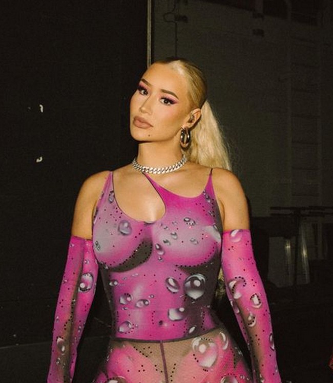 Ia kerap tampil dengan pakaian ketat yang mengikuti lekuk tubuh. Foto: dok. Instagram/@thenewclassic