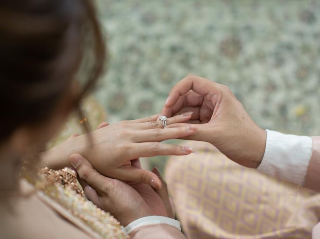 wear a ring, wedding ring, love couple