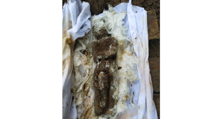 Isi makam misterius yang ternyata berupa Sajam dan baut dengan dibungkus tanah dan kain kafan