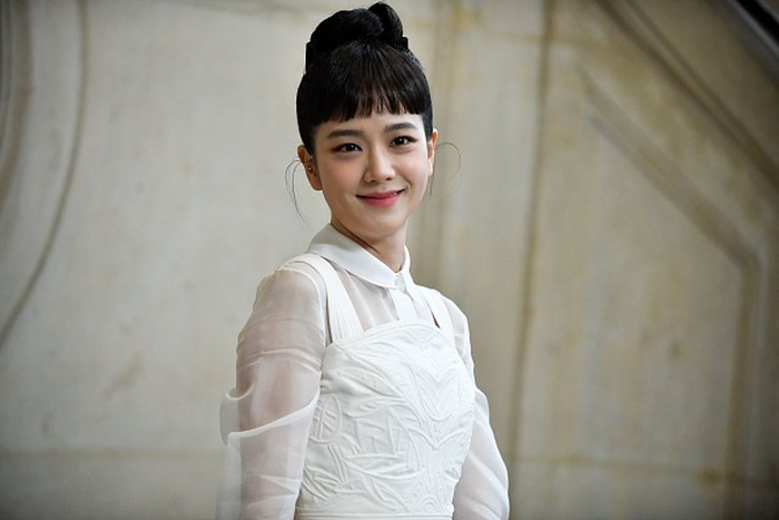 isoo BLACKPINK di Paris Fashion Week 2023 PARIS, FRANCE - JANUARY 23: (L to R) Delphine Arnault, Jisoo, TAG Heuer CEO Frederic Arnault and Rachel Zegler attend the Christian Dior front row during Paris Fashion Week Haute Couture Spring Summer 2023 on January 23, 2023 in Paris, France. (Photo by David M. Benett/Dave Benett/Getty Images)
