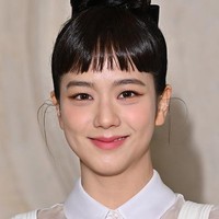 Akun Twitter resmi DIOR mengumumkan kedatangannya pada Senin (23/1/23). Jisoo BLACKPINK menghadiri acara peragaan busana yang memamerkan koleksi DIOR Couture Spring Summer 2023. Foto: Getty Images